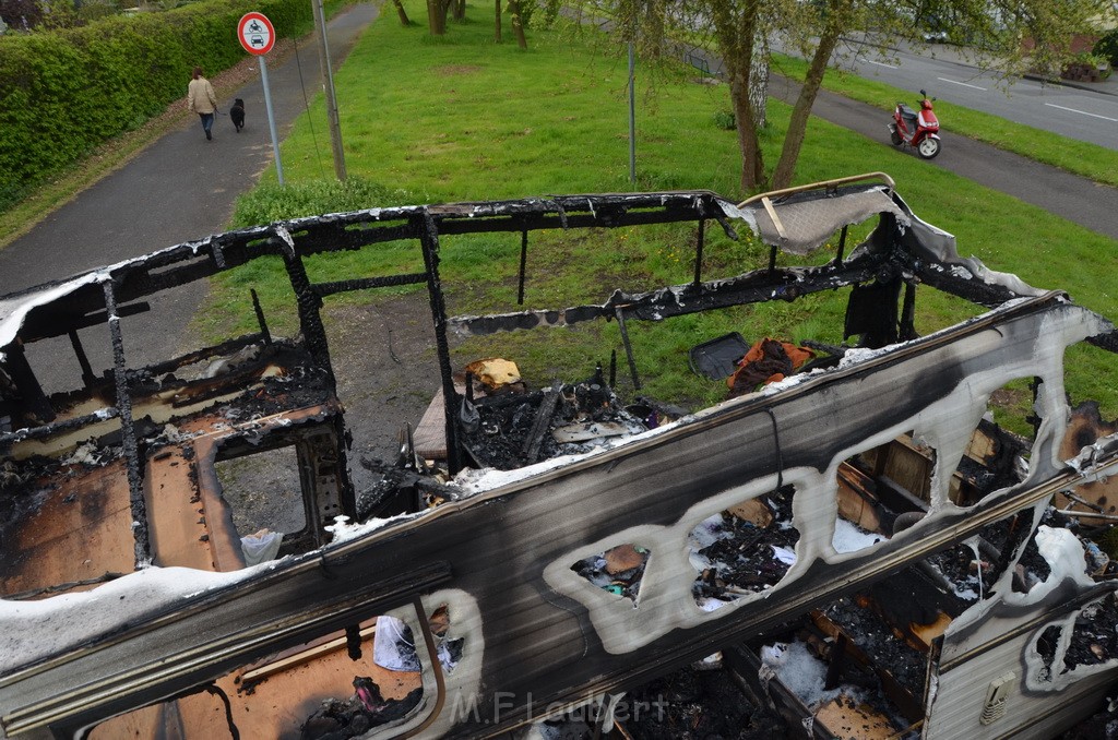 Wohnmobil ausgebrannt Koeln Porz Linder Mauspfad P103.JPG - Miklos Laubert